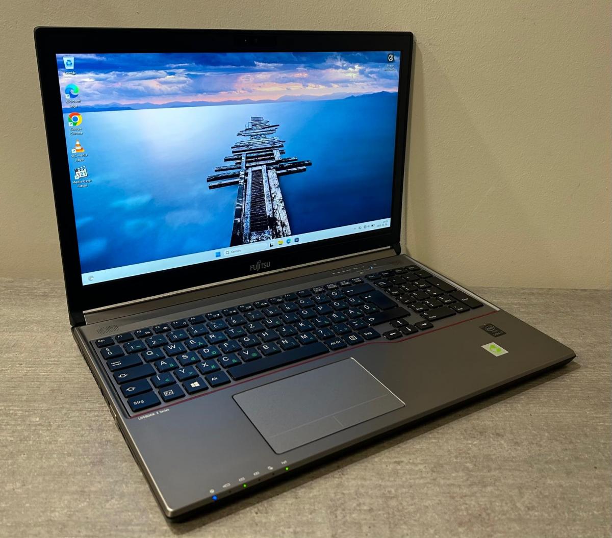 Fujitsu LIFEBOOK E744